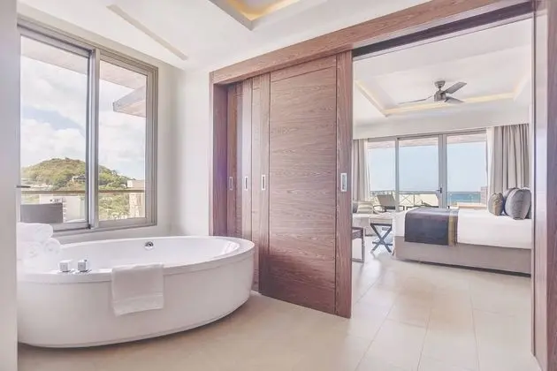 Luxury Presidential One Bedroom Suite Swim Out Diamond club