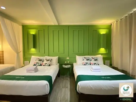 Deluxe Dört Kişilik Oda, Havuz Manzaralı