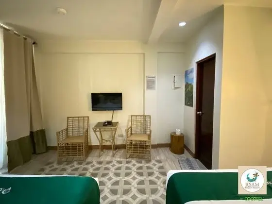 Deluxe Dört Kişilik Oda, Havuz Manzaralı