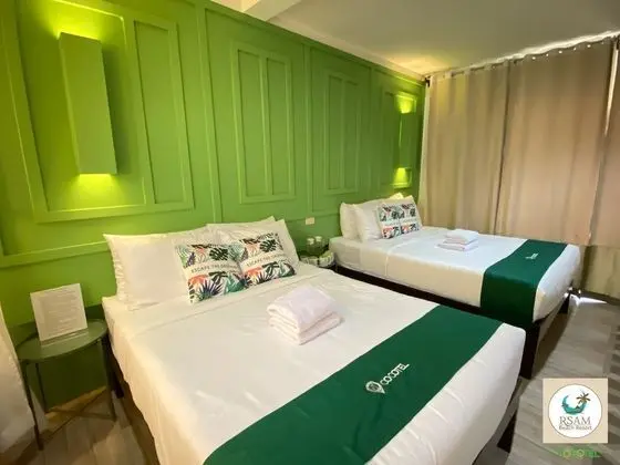 Deluxe Dört Kişilik Oda, Havuz Manzaralı