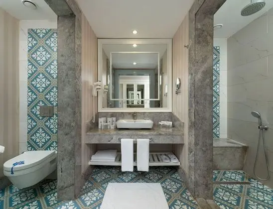 King Suite, Land View