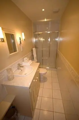 Premium Tek Büyük Yataklı Oda, Göl Manzaralı (Strathmore Suite)