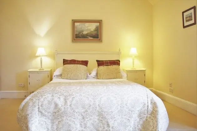 Premium Tek Büyük Yataklı Oda, Göl Manzaralı (Strathmore Suite)