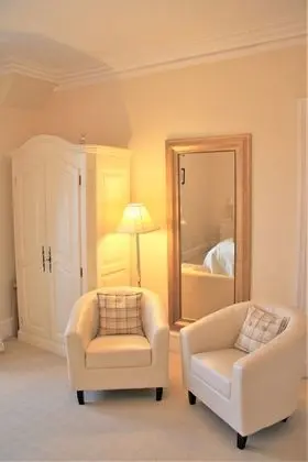 Premium Tek Büyük Yataklı Oda, Göl Manzaralı (Strathmore Suite)