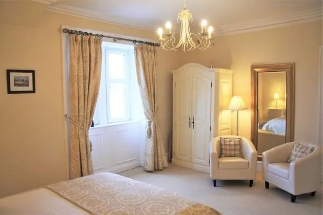 Premium Tek Büyük Yataklı Oda, Göl Manzaralı (Strathmore Suite)