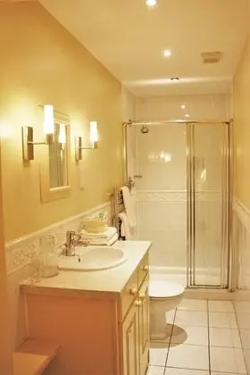 Premium Tek Büyük Yataklı Oda, Göl Manzaralı (Strathmore Suite)