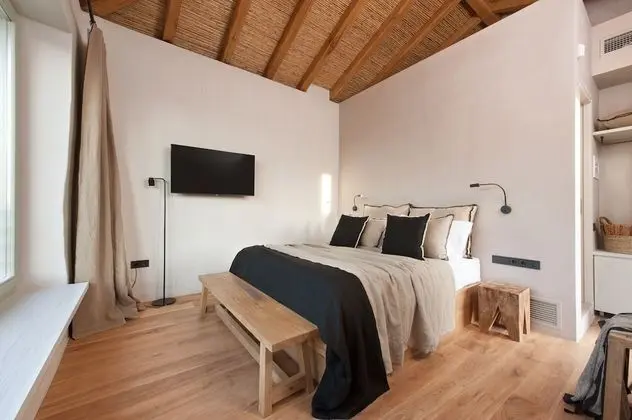 Deluxe Room with Mountain View & Fireplace
