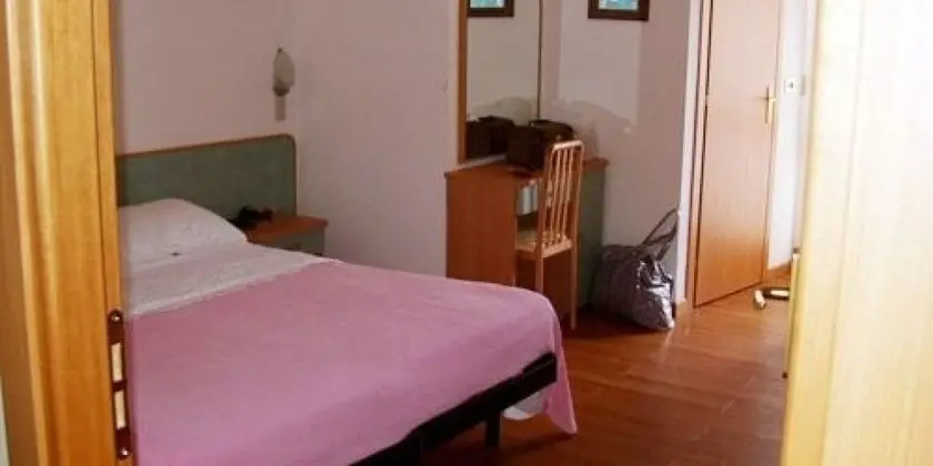 Üç Kişilik Oda
