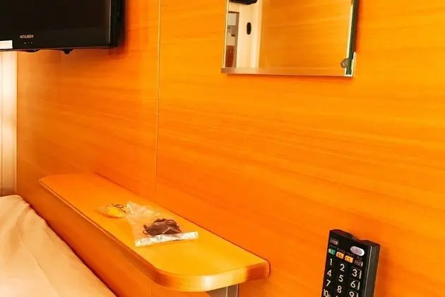 Economy Oda, Sadece erkekler için (Bottom Capsule, no tattoos in sauna)