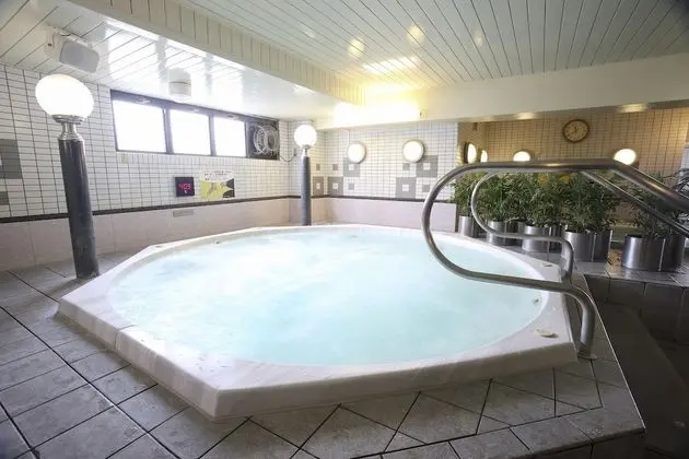 Economy Oda, Sadece erkekler için (Bottom Capsule, no tattoos in sauna)