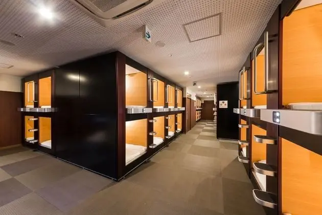 Economy Oda, Sadece erkekler için (Top Capsule, no tattoos in sauna)