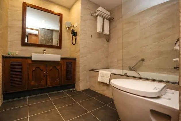 Deluxe Tek Büyük veya İki Ayrı Yataklı Oda, Kısmi Göl Manzaralı