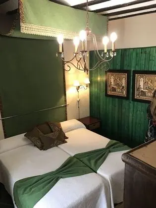 İki Ayrı Yataklı Oda, Ortak Banyo