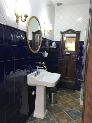 İki Ayrı Yataklı Oda, Ortak Banyo