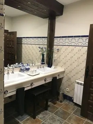 İki Ayrı Yataklı Oda, Ortak Banyo