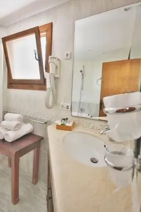 Üç Kişilik Oda, Balkon/Veranda, Bahçe Manzaralı