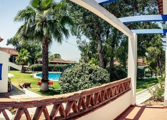 Tek Büyük veya İki Ayrı Yataklı Oda, Bahçe Manzaralı