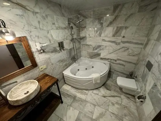King Suite, Jakuzili