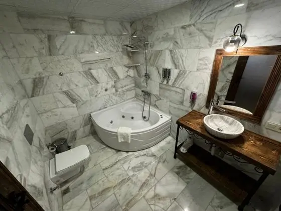 King Suite, Jakuzili