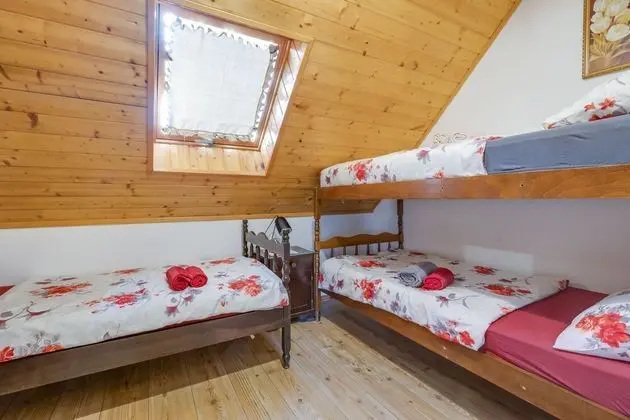 Family Ev, Birden Çok Yatak, 2 Banyolu, Bahçeli (Rustic Cottage With Heated Pool)