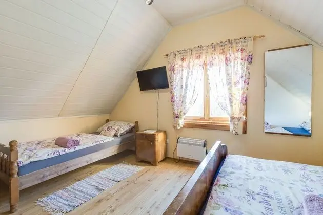 Family Ev, Birden Çok Yatak, 2 Banyolu, Bahçeli (Rustic Cottage With Heated Pool)