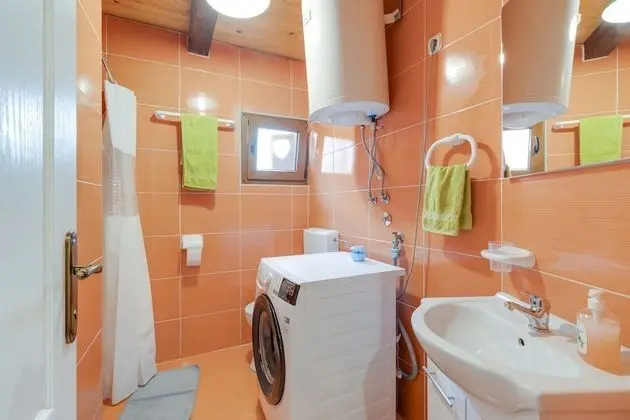 Family Ev, Birden Çok Yatak, 2 Banyolu, Bahçeli (Rustic Cottage With Heated Pool)