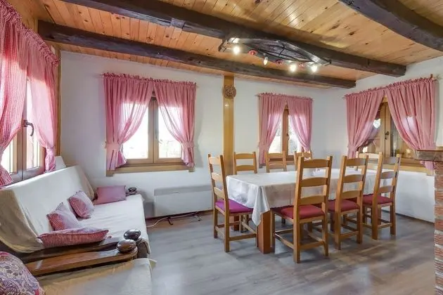Family Ev, Birden Çok Yatak, 2 Banyolu, Bahçeli (Rustic Cottage With Heated Pool)