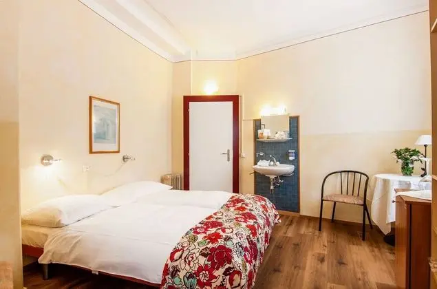 Economy six-bed room with shared bathroom