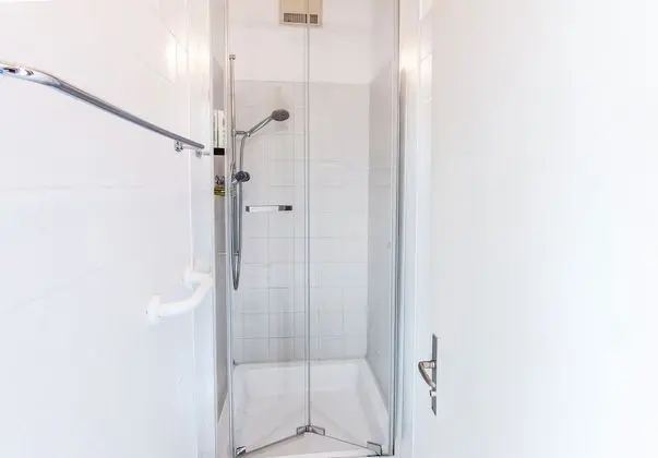 Economy six-bed room with shared bathroom