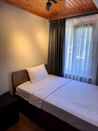 Villa 5+1 Oda-Özel Havuzlu, Göl Manzaralı, Isıtmalı Özel Havuzlu