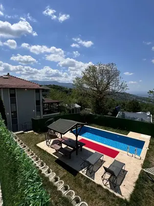 Villa 5+1 Oda-Özel Havuzlu, Göl Manzaralı, Isıtmalı Özel Havuzlu