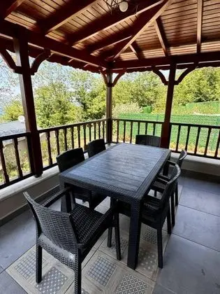 Villa 5+1 Oda-Özel Havuzlu, Göl Manzaralı, Isıtmalı Özel Havuzlu