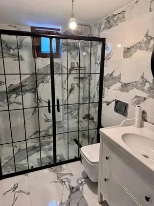 Villa 5+1 Oda-Özel Havuzlu, Göl Manzaralı, Isıtmalı Özel Havuzlu