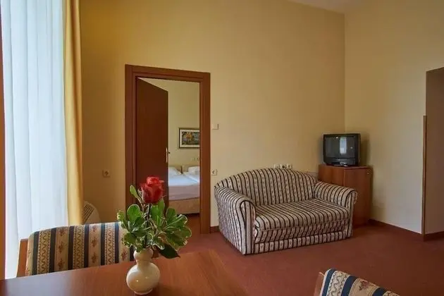Suite park side (bedroom and living room)