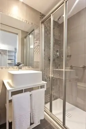 Luxury Tek Büyük Yataklı Oda