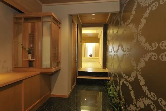 Luxury Süit (Japanese,  "GEPPARO")