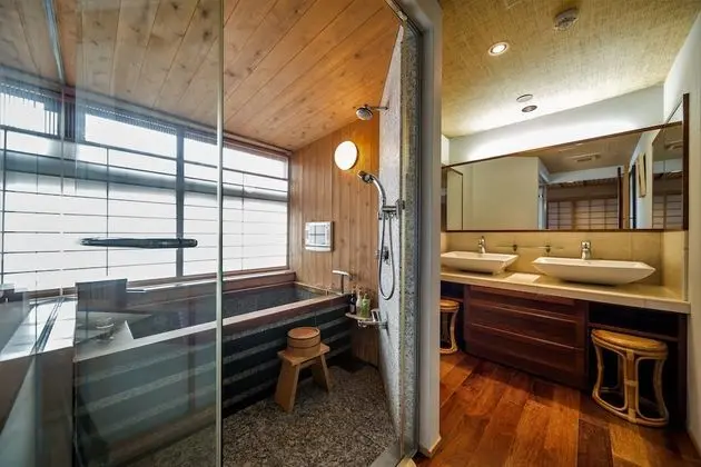 Luxury Süit (Japanese,  "GEPPARO")