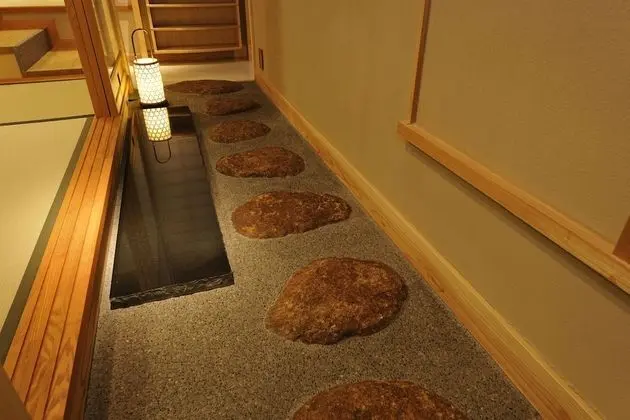 Luxury Süit (Japanese,  "SHOKINTEI")