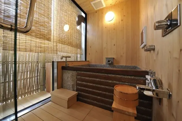 Luxury Süit (Japanese,  "SHOKINTEI")