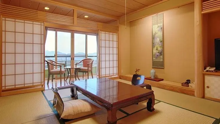 Deluxe Oda, Sigara İçilmez, Nehir Manzaralı (Japanese Western Style)