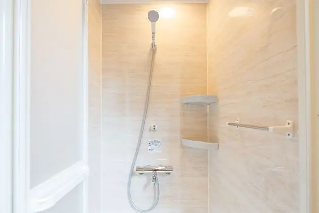 Dört Kişilik Oda, Sigara İçilmez (with Shower Booth)