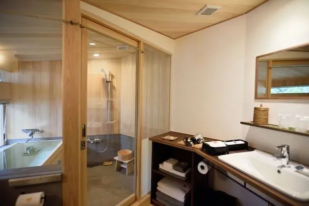 Deluxe Oda, Sigara İçilmez (Yu, Dinner served in the Room)