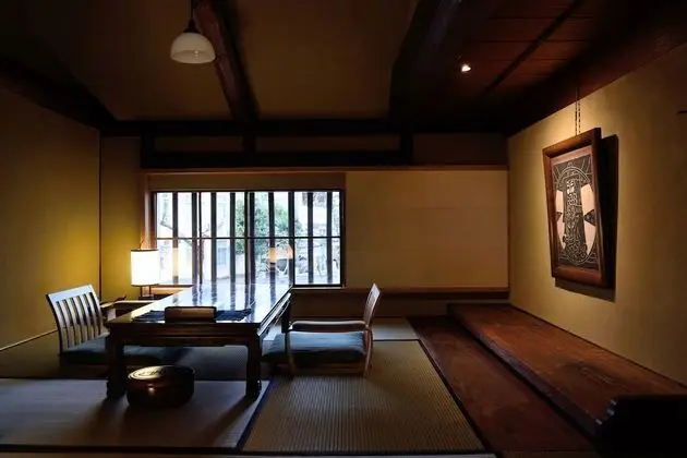 Deluxe Oda, Sigara İçilmez (Yu, Dinner served in the Room)