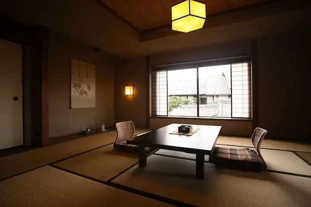 Traditional Oda (Japanese,10 Tatami-mats w/Breakfast)