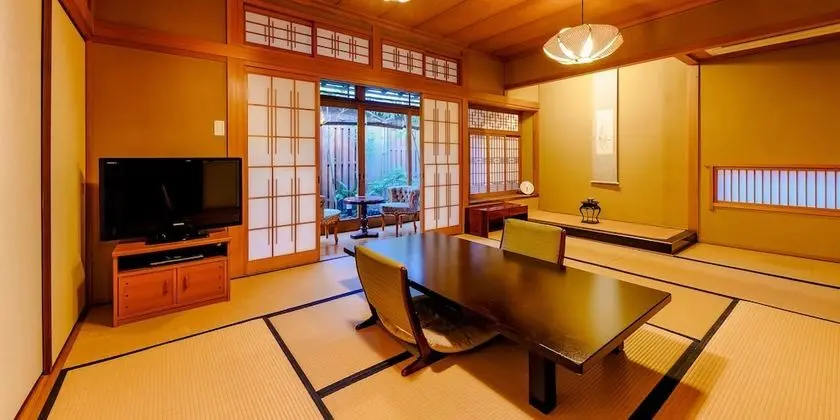 Traditional Oda, Özel Banyo (with Private Bath, For 7 y/o and up)