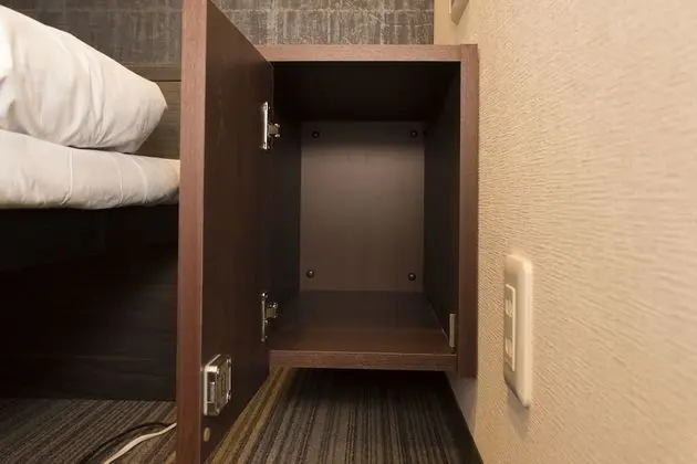 Tek Kişilik Oda, Sadece erkekler için (Desk & Chair)