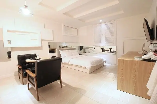 Deluxe Tek Büyük Yataklı Oda (Semi-Deluxe Room)