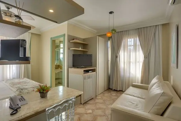 Suite Green Tower Label