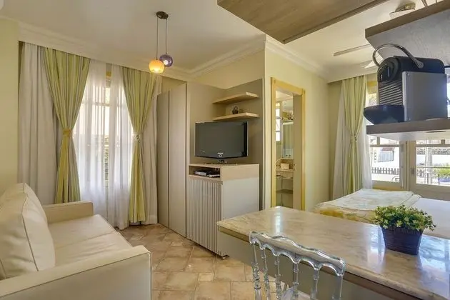 Suite Yellow Tower Label