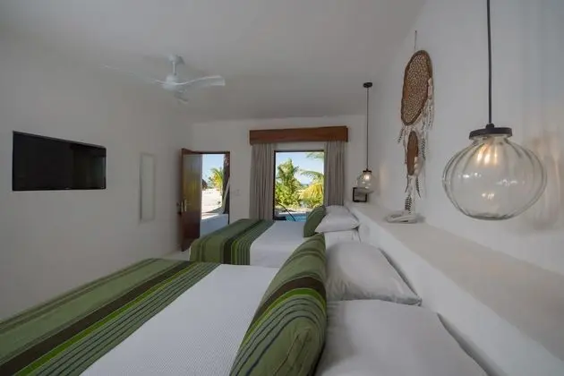 Junior Suite sea front and private pool: 2 queen beds